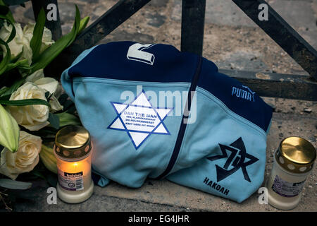 Copenhague, Danemark. 16 Février, 2015. Copenhageners deuil et les membres de la communauté juive met divers articles parmi les fleurs en face de la synagogue des Juifs, et à Copenhague. Ce sac de sport pour referss que l'assassiné dimanche matin par une attaque terroriste, Dan Uzan, était un joueur de football et le sac est placé ici - le texte dit - par ses coéquipiers, m'adressant à lui : "l'homme" : OJPHOTOS Crédit/Alamy Live News Banque D'Images