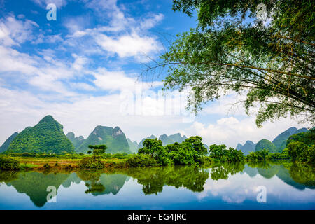 Paysage de montagnes karstiques de Guilin, Chine. Banque D'Images