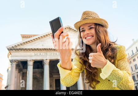 Portrait of happy young woman showing Thumbs up et selfies en face de Panthéon de Rome, Italie Banque D'Images