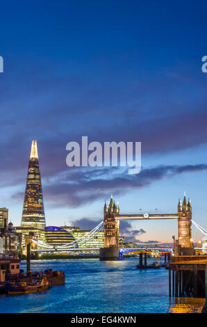 Le Tower Bridge et le Fragment vu de la rive nord de la Tamise de nuit. London, UK Banque D'Images