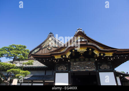 Détails de toiture et entrée au Palais Ninomaru Château Nijo, Kyoto, Japon Banque D'Images