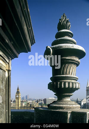 Grande urne plomb ornement sur le coin de la Central Methodist Hall de Westminster, Londres. Banque D'Images