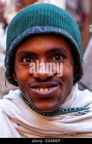 Christian Pilgrim, Biete Giyorgis (Église de Saint Georges), Lalibela, Éthiopie Banque D'Images