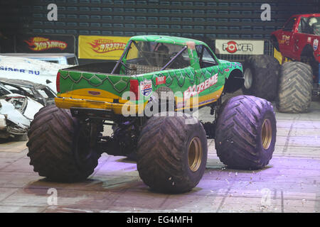 ISTANBUL Turquie 01 février 2015 Monster Truck Extreme Sinan Erdem Dome revisité au cours de Monster Hot Wheels stunt show. Banque D'Images