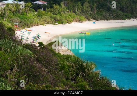 Belle plage de Aharen de touristes profitant du soleil et de l'eau, l'Île Tokashiki, Okinawa, Japon Banque D'Images