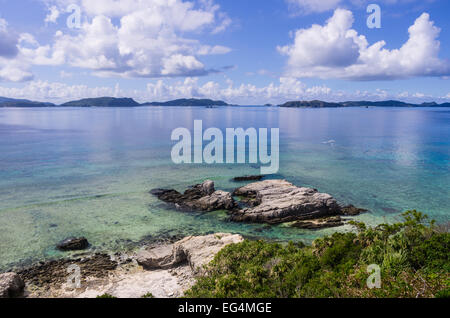 Vue depuis l'Île Tokashiki vers Aka, Geruma Zamami et à Okinawa, Japon Banque D'Images