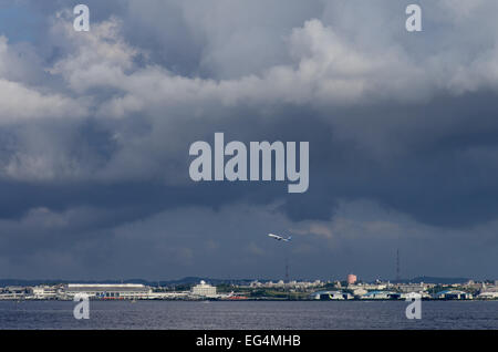 L'aéroport de Naha, vu de la mer avec un vol d'avion ANA pendant près de typhon, Naha, Okinawa, Japon Banque D'Images