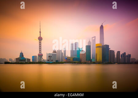 Shanghai, Chine cityscape vue de l'autre côté de la rivière Huangpu, à l'aube. Banque D'Images