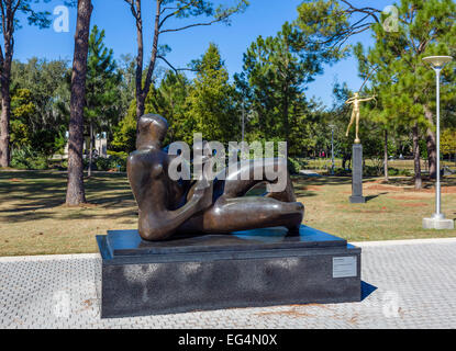 Henry Moore's 'La mère et l'enfant couché, 1975' dans le jardin de sculptures, New Orleans Museum of Art, New Orleans, Louisiane, USA Banque D'Images