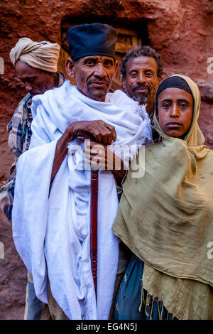 Les pèlerins chrétiens, Biete Giyorgis (Église de Saint Georges), Lalibela, Éthiopie Banque D'Images