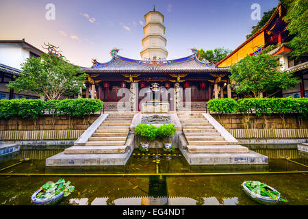 Fuzhou, Fujian, Chine au Temple de la Pagode blanche sur la Colline Yushan. Banque D'Images