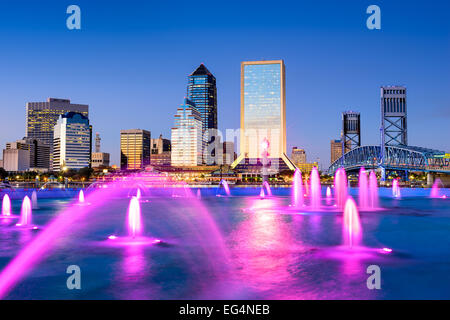 Jacksonville, Floride, États-Unis d'horizon de la ville à la fontaine. Banque D'Images