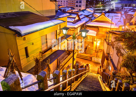 Shibu Onsen, Nagano, Japon ancien escalier allée voir dans la nuit. Banque D'Images