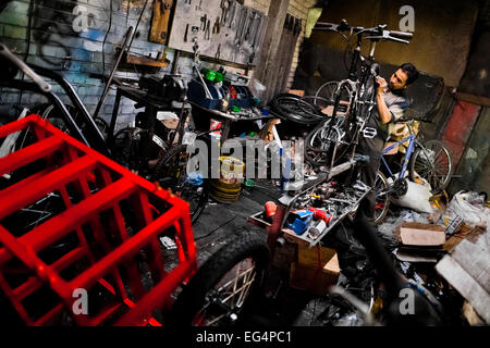 Un mécanicien cycliste assemble un vélo fait sur une petite échelle dans l'usine de vélos à Bogota, Colombie. Banque D'Images