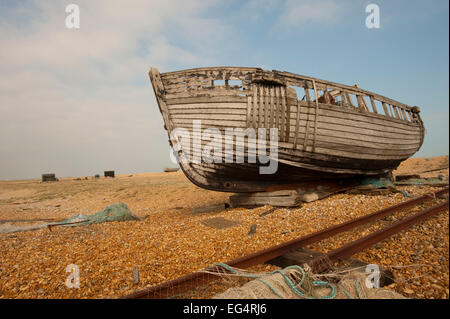 Vieux bateau cassé sur la plage de dormeur Banque D'Images