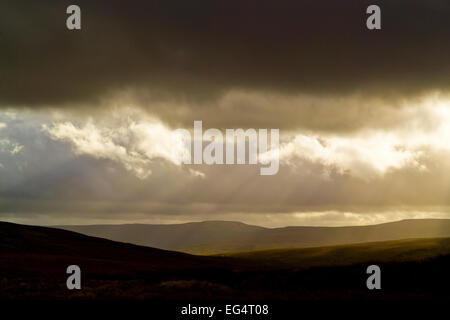 Les nuages de tempête de soleil brisant sur Stainmore Yorkshire Banque D'Images