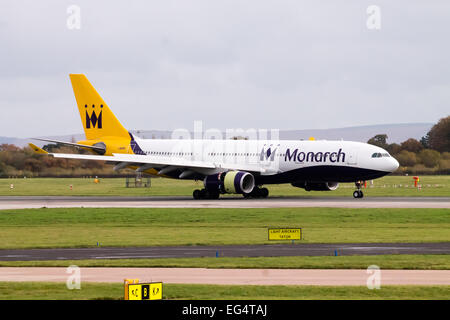 Monarch Airlines Boeing 767 après l'atterrissage à l'Aéroport International de Manchester. Banque D'Images