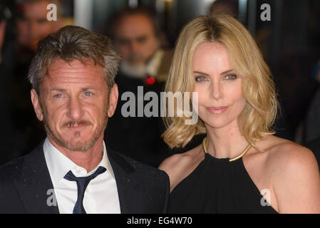 Londres, Royaume-Uni. 16 Février, 2015. Sean Penn et Charlize Theron assiste à la première mondiale de l'homme armé sur 16/02/2015 à BFI South Bank, Londres. Sean Penn, Charlize Theron. Photo par Julie Edwards Crédit : Julie Edwards/Alamy Live News Banque D'Images