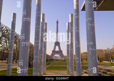 Mur de la paix, le mémorial de la paix et Tour Eiffel Paris. Banque D'Images