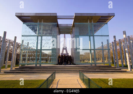 Mur de la paix, le mémorial de la paix et Tour Eiffel Paris. Banque D'Images