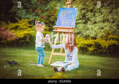 Mère et fille ensemble de peinture Banque D'Images