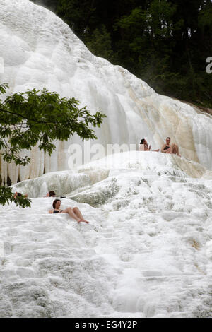 Dans le bain de calcaire blanc brins de Bagni San Filippo, Val d'Orcia, Toscane Banque D'Images