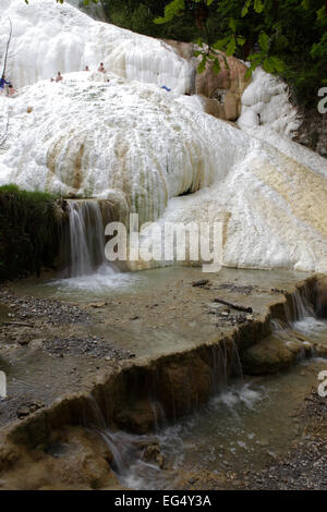 Dans le bain de calcaire blanc brins de Bagni San Filippo, Val d'Orcia, Toscane Banque D'Images