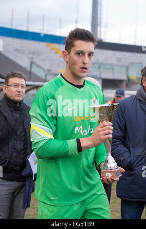 Pise, Italie. 16 Février, 2015. Pierluigi Gollini (Hellas) Football/soccer : Pierluigi Gollini de Hellas Vérone célèbre avec son trophée de meilleur gardien après le match de finale du tournoi de Viareggio entre Inter 2-1 Hellas Verona Arena Garibaldi au stade de Pise, Italie . Credit : Maurizio Borsari/AFLO/Alamy Live News Banque D'Images