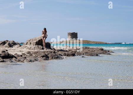 Une femme sur la plage de La Pelosa en Sardaigne, Italie Banque D'Images