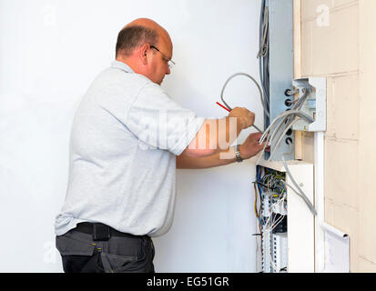 Travaux de câblage électrique faire électricien Banque D'Images