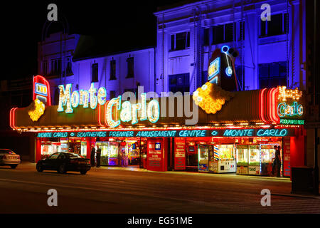 Front de Southend montrant les salles de jeux tard dans la nuit lorsque son calme Banque D'Images