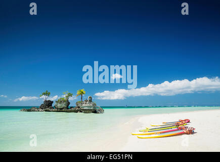 Plage blanche et chrétienne de culte et pédalos sur l'île tropicale de Boracay aux Philippines en Asie Banque D'Images