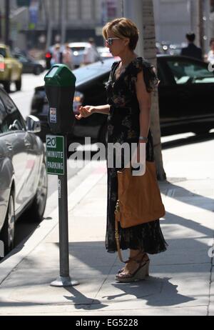 Yeardley Smith goes shopping à Beverly Hills portant une robe d'été à motifs floraux, puis attrape son nettoyage à sec comprend : Yeardley Smith Où : Los Angeles, California, United States Quand : 14 août 2014 Banque D'Images