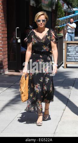 Yeardley Smith goes shopping à Beverly Hills portant une robe d'été à motifs floraux, puis attrape son nettoyage à sec comprend : Yeardley Smith Où : Los Angeles, California, United States Quand : 14 août 2014 Banque D'Images