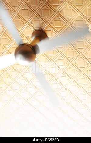 À la recherche jusqu'à un ventilateur de plafond métallique en mouvement. Banque D'Images
