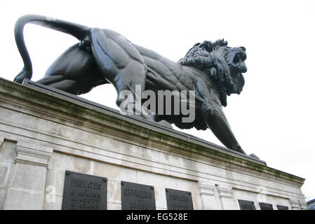 Le Lion Maiwand en mémoire de la Première Guerre mondiale dans le jardins Forbury, lecture, en Angleterre. Banque D'Images