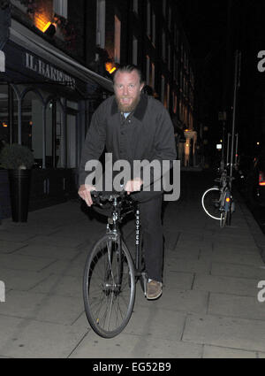Un barbu Ritchie chevauche son frère accueil vélo de Chiltern Firehouse comprend : Guy Ritchie Où : London, Royaume-Uni Quand : 14 août 2014 Banque D'Images