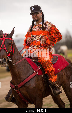 Un reveler à cheval pendant la Creole Courir de Mardi Gras chicken run 16 février 2015 dans Soileau, Louisiane. Le Mardi Gras rural traditionnel a évolué à partir de l'exclusion par les communautés blanches et noires de résidents indiens des grandes célébrations locales. Banque D'Images