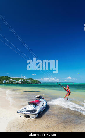 Dans l'homme kitesurf bulabog tropical beach boracay island philippines Banque D'Images