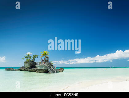 Plage blanche et chrétienne de culte sur l'île tropicale de Boracay philippines Asie Banque D'Images