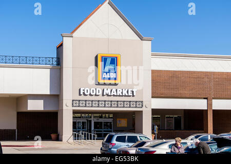 L'extérieur, devant un marché alimentaire Aldi, une remise de la chaîne d'épicerie. Oklahoma City, Oklahoma, USA. Banque D'Images