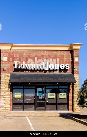 L'extérieur avant d'une entreprise de placement, Edward Jones, à Oklahoma City, Oklahoma, USA. Banque D'Images