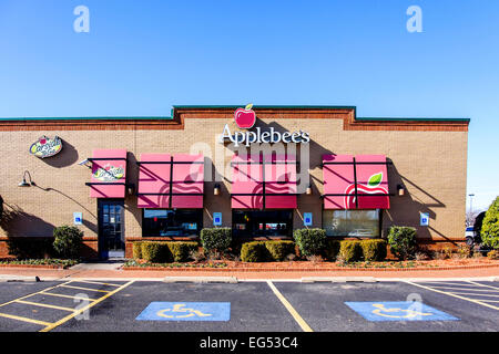 Des places de stationnement handicapés en face d'un Applebee's restaurant à Oklahoma City, Oklahoma, USA. Banque D'Images