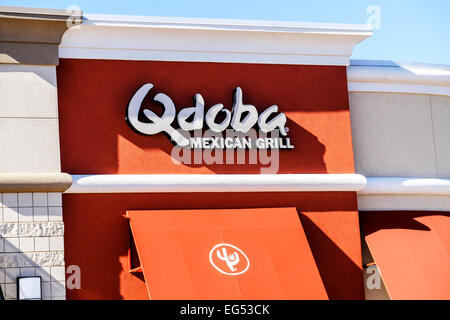 Qdoba Mexican Grill signer et logo sur l'avant du restaurant à Oklahoma City, Oklahoma, USA. Banque D'Images