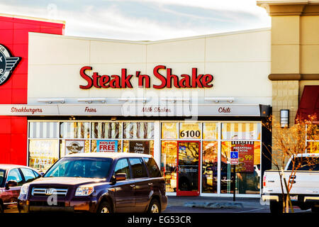 Steak 'n Shake, un dîner sur place ou pour emporter restaurant servant des sandwiches et des glaces fait signe à Oklahoma City, Oklahoma, USA. Banque D'Images
