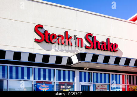 Steak 'n Shake, un dîner sur place ou pour emporter restaurant servant des sandwiches et des glaces fait signe à Oklahoma City, Oklahoma, USA. Banque D'Images