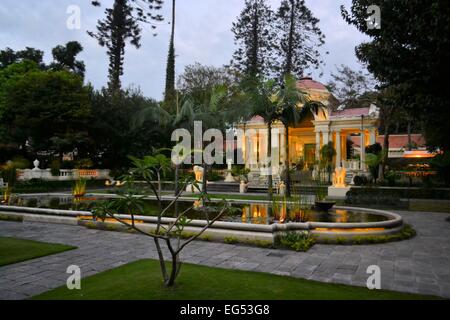 Jardin fleuri de rêves d'architecture coloniale à Katmandou. Le Népal Banque D'Images