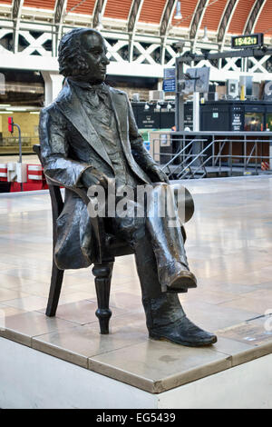Une statue en bronze de l'ingénieur ferroviaire victorien Isambard Kingdom Brunel, à la gare de Paddington, Londres, Royaume-Uni, par le sculpteur John Doubleday Banque D'Images