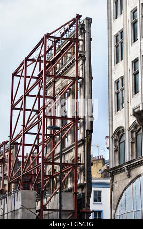 Oxford Street, Londres, Royaume-Uni. La technique de 'Le façadisme' - la façade d'un bâtiment ancien est préservé lors de la nouvelle construction prend place derrière elle Banque D'Images