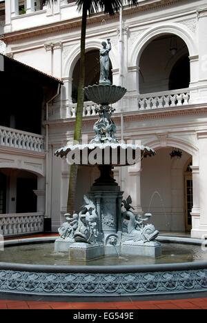 Singapour : la fonte fontaine du Dauphin se trouve dans une cour intérieure à arcades au célèbre 1887 Raffles Hotel Banque D'Images